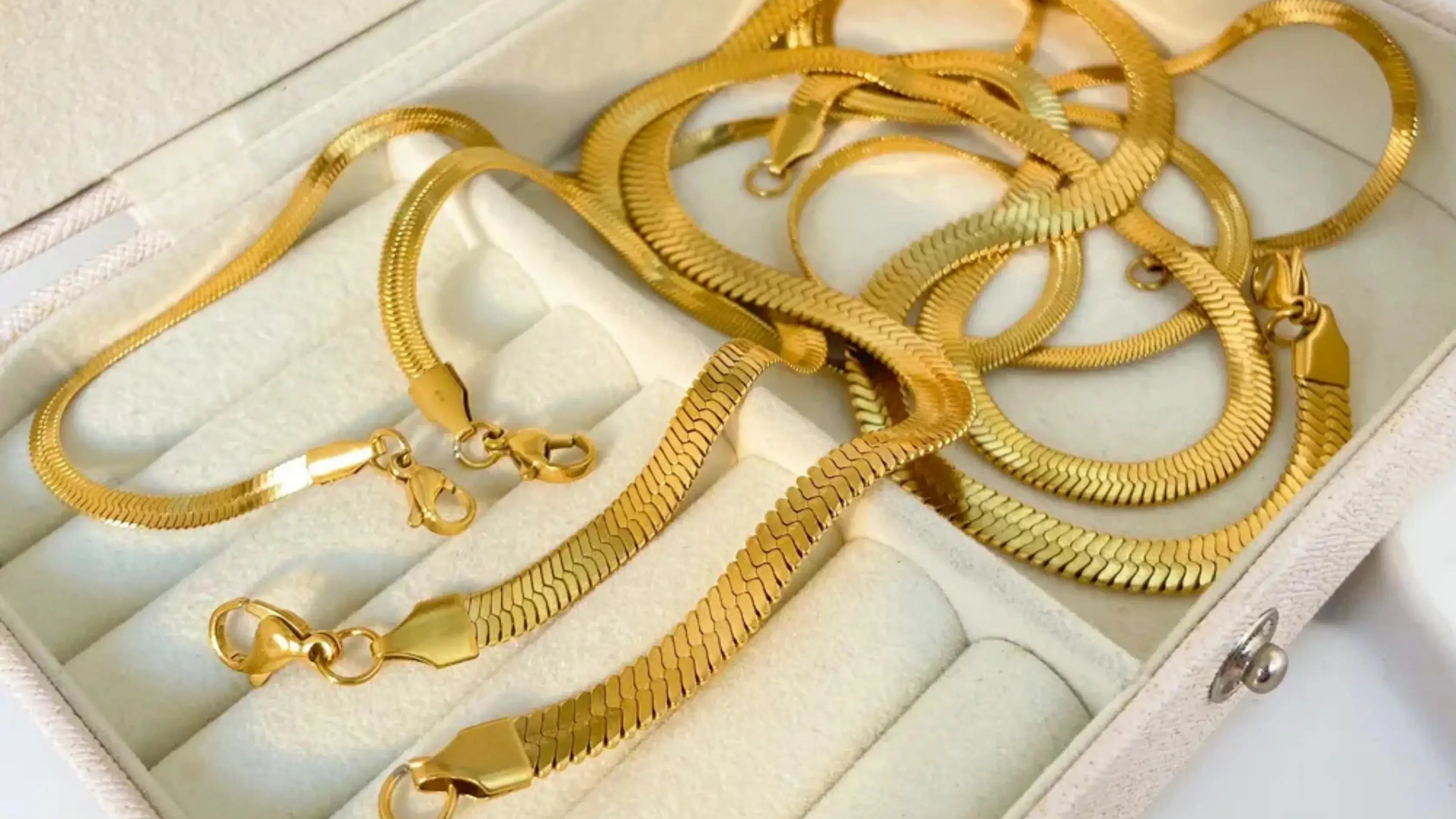 Best Jewellery Gifts for Your Girlfriend Under ₹3000 | Carryallco
