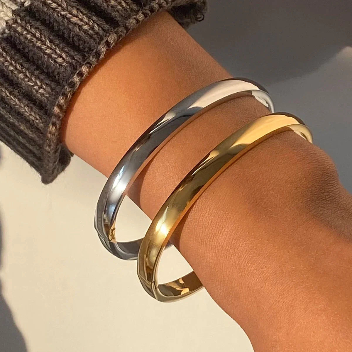 Curved Polished Clasp Bangle