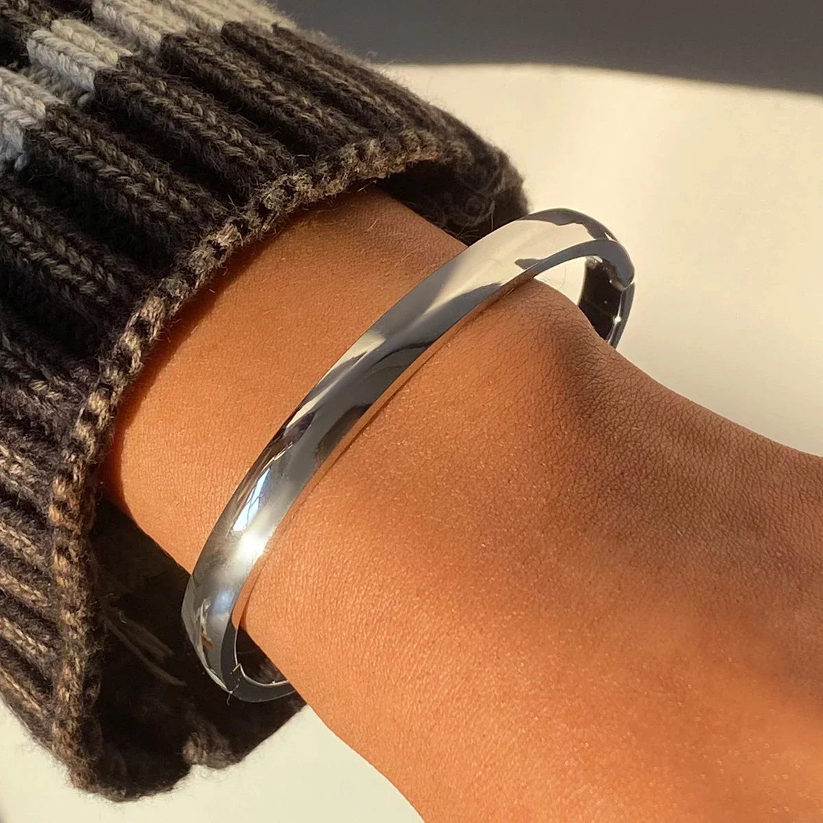 Curved Polished Clasp Bangle