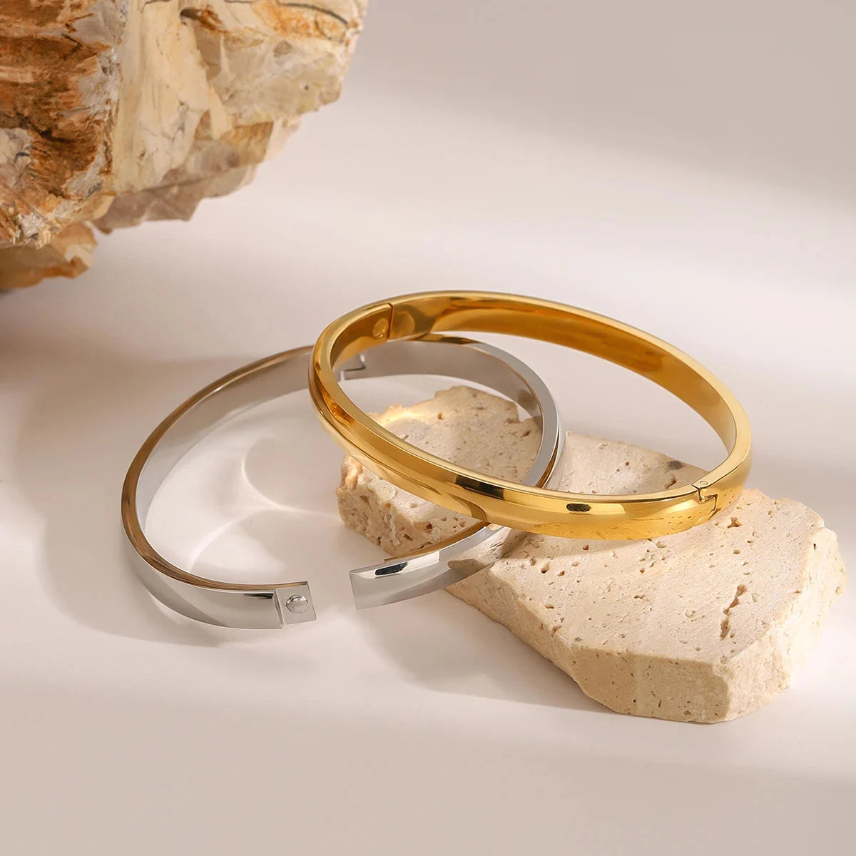 Curved Polished Clasp Bangle