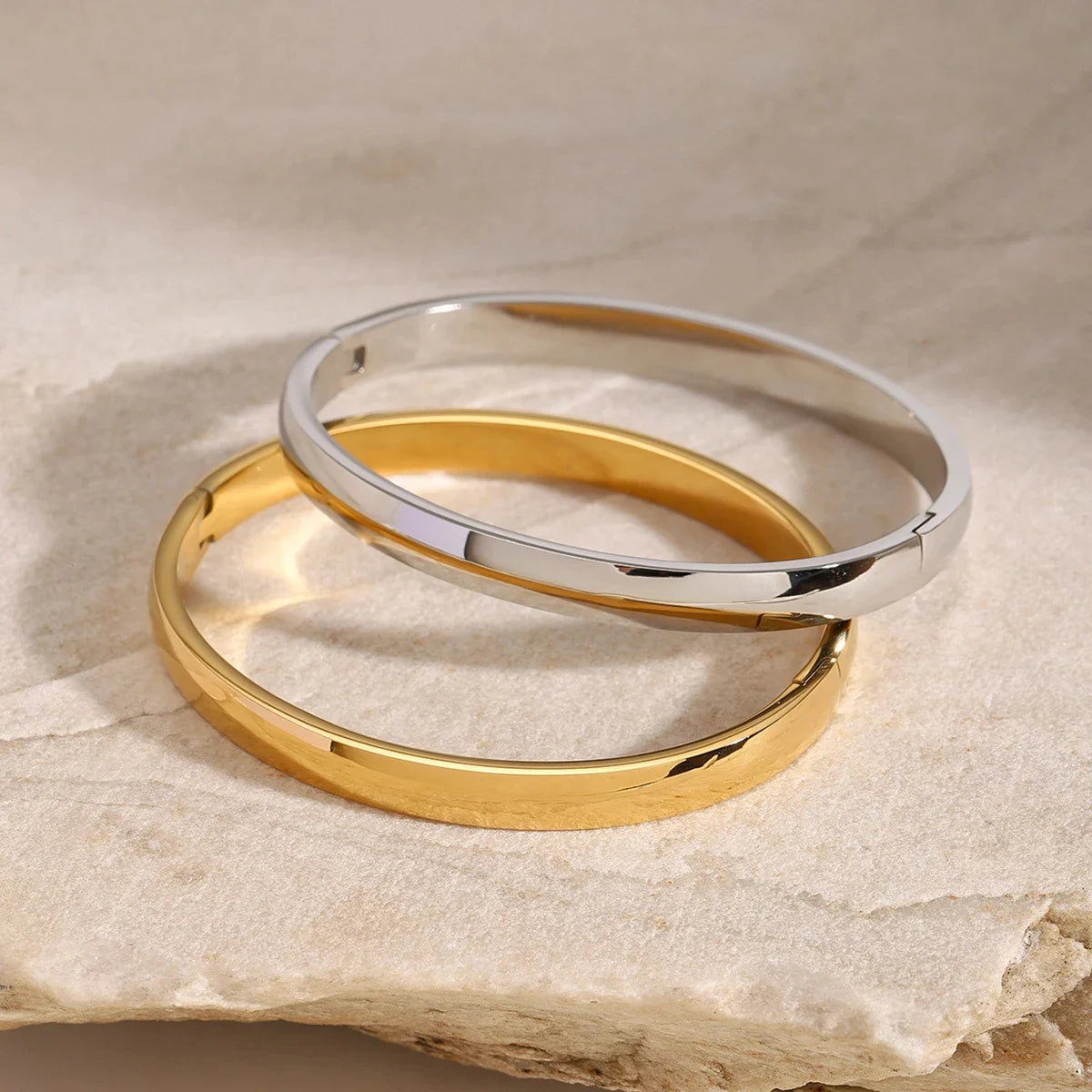 Curved Polished Clasp Bangle