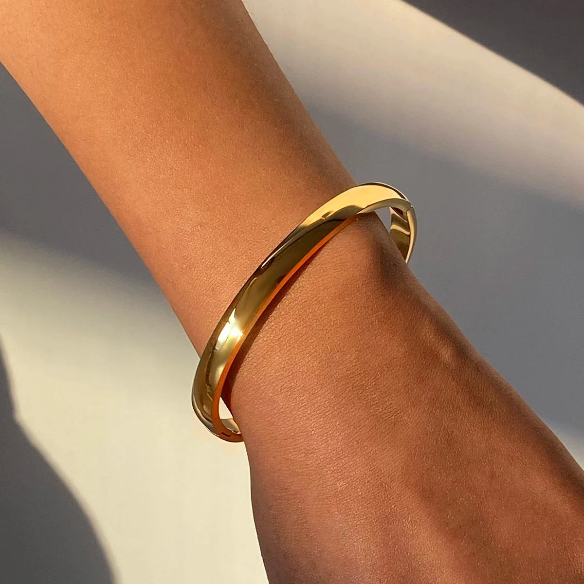 Curved Polished Clasp Bangle
