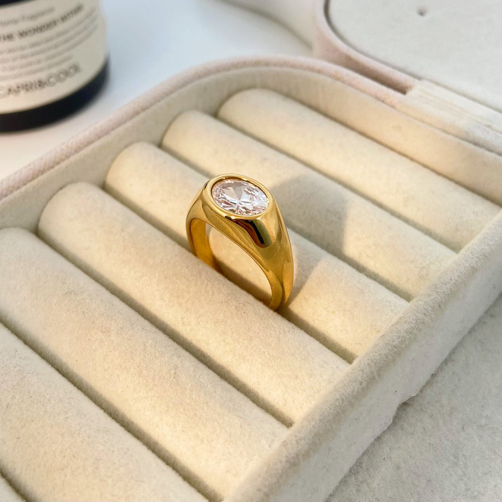 Demi Fine Elliptical Zircon 18K Gold Seal Ring