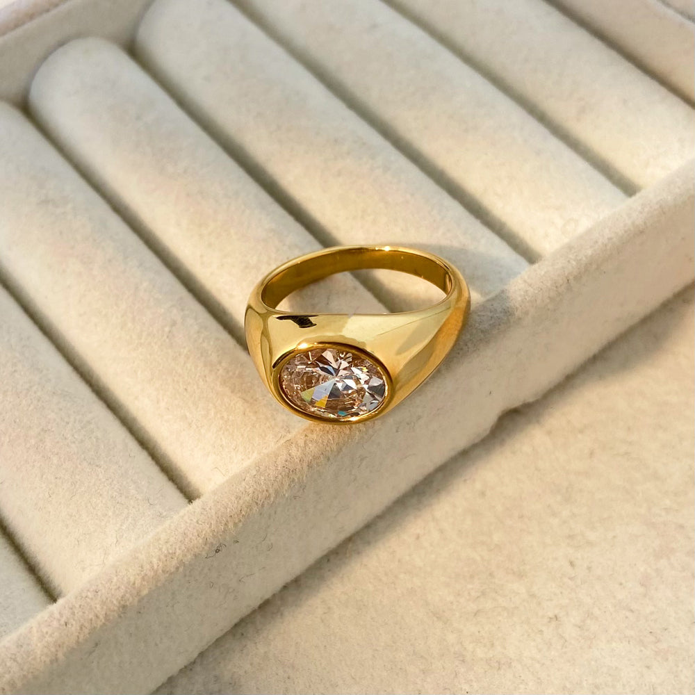 Demi Fine Elliptical Zircon 18K Gold Seal Ring