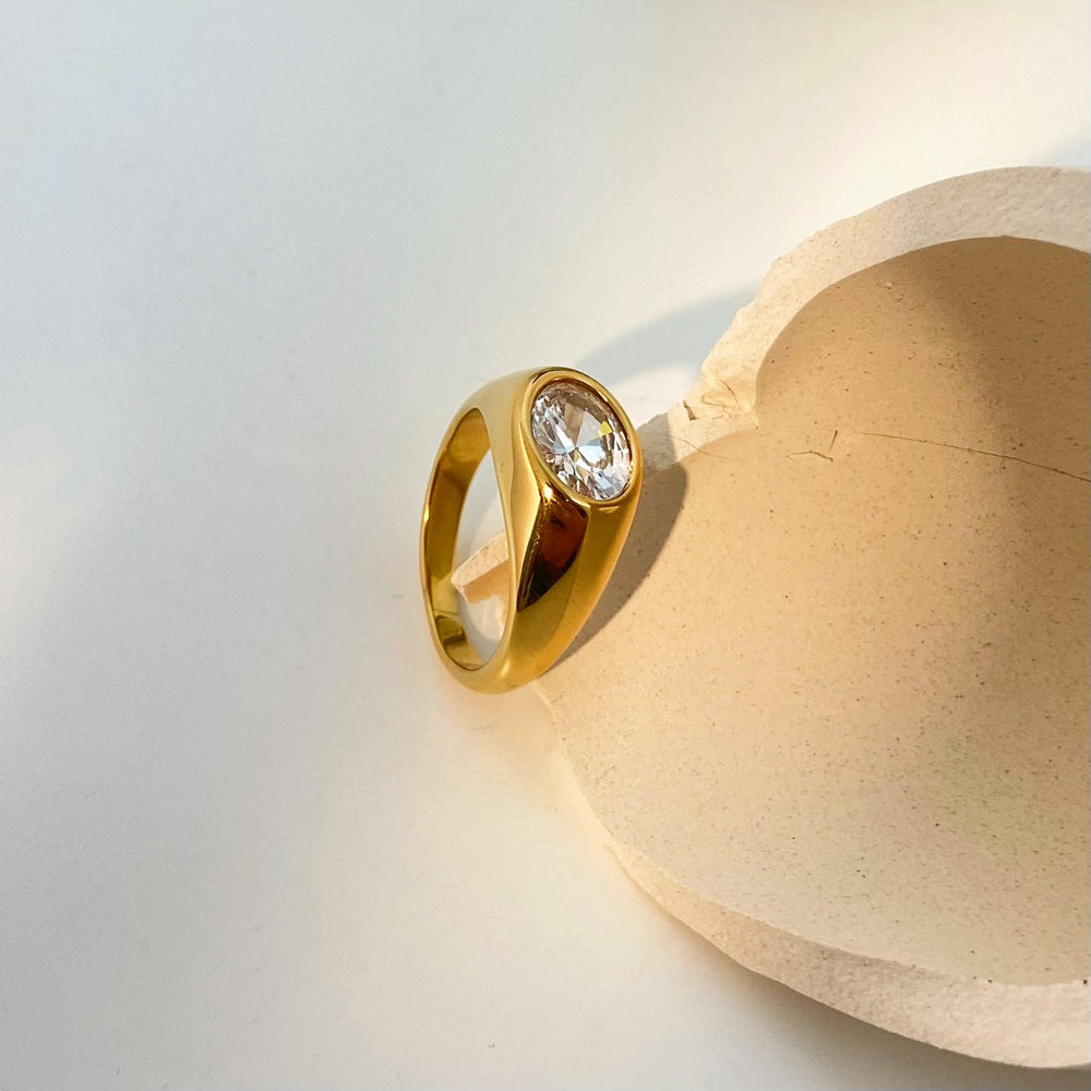 Demi Fine Elliptical Zircon 18K Gold Seal Ring