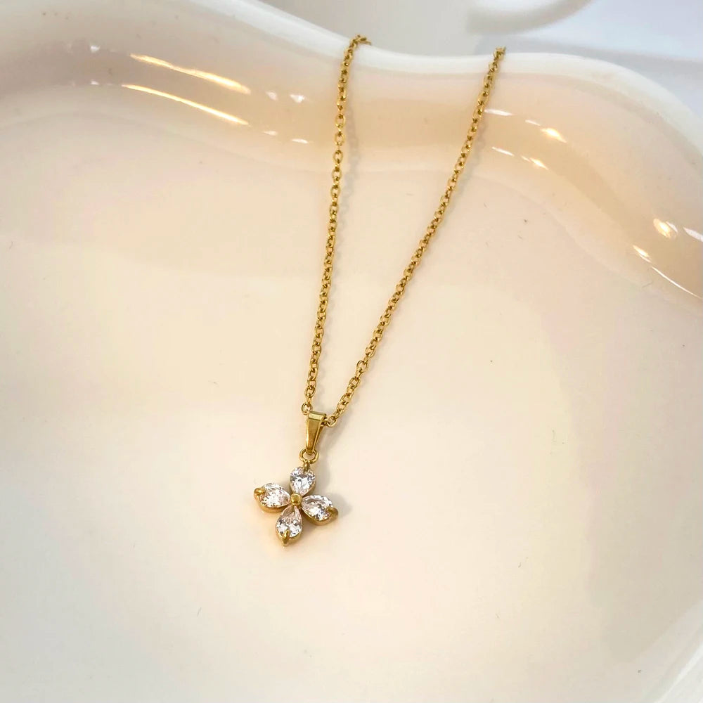 Four-Leaf Clover Zircon Pendant Necklace – 18K Gold Plated | CARRYALLCO