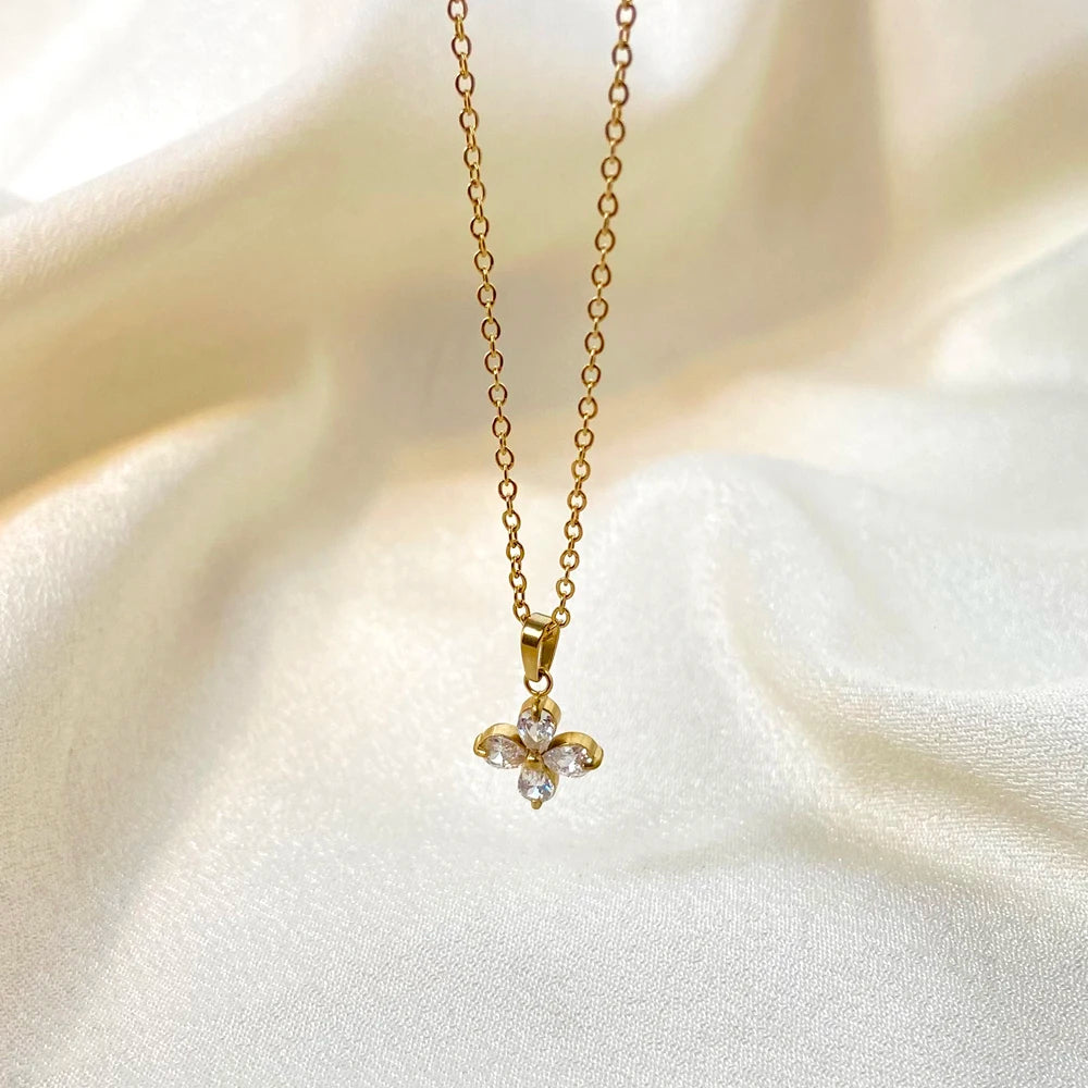 Four-Leaf Clover Zircon Pendant Necklace – 18K Gold Plated | CARRYALLCO