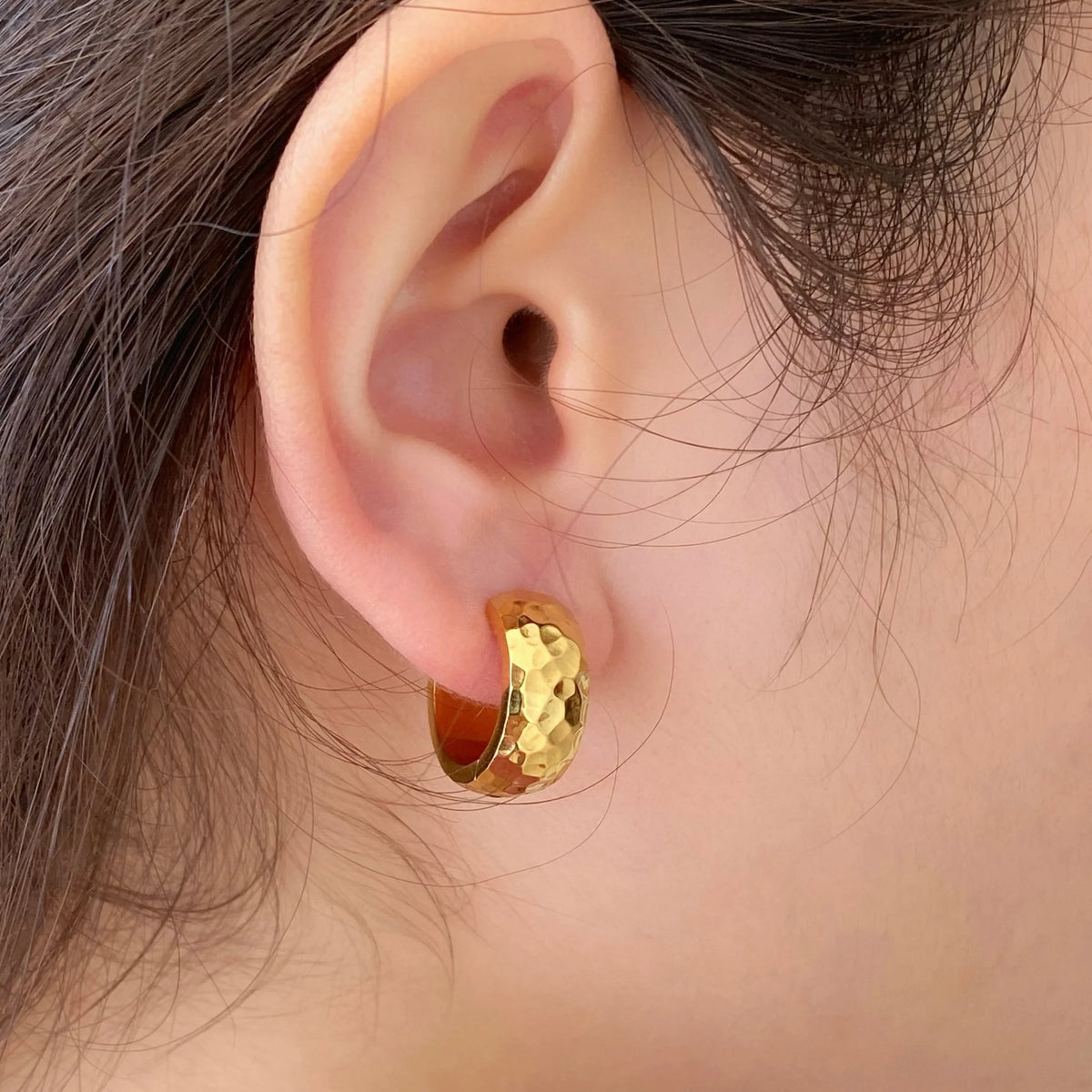Hammer Stria Hoop Earrings | 18K Gold PVD | Carryallco