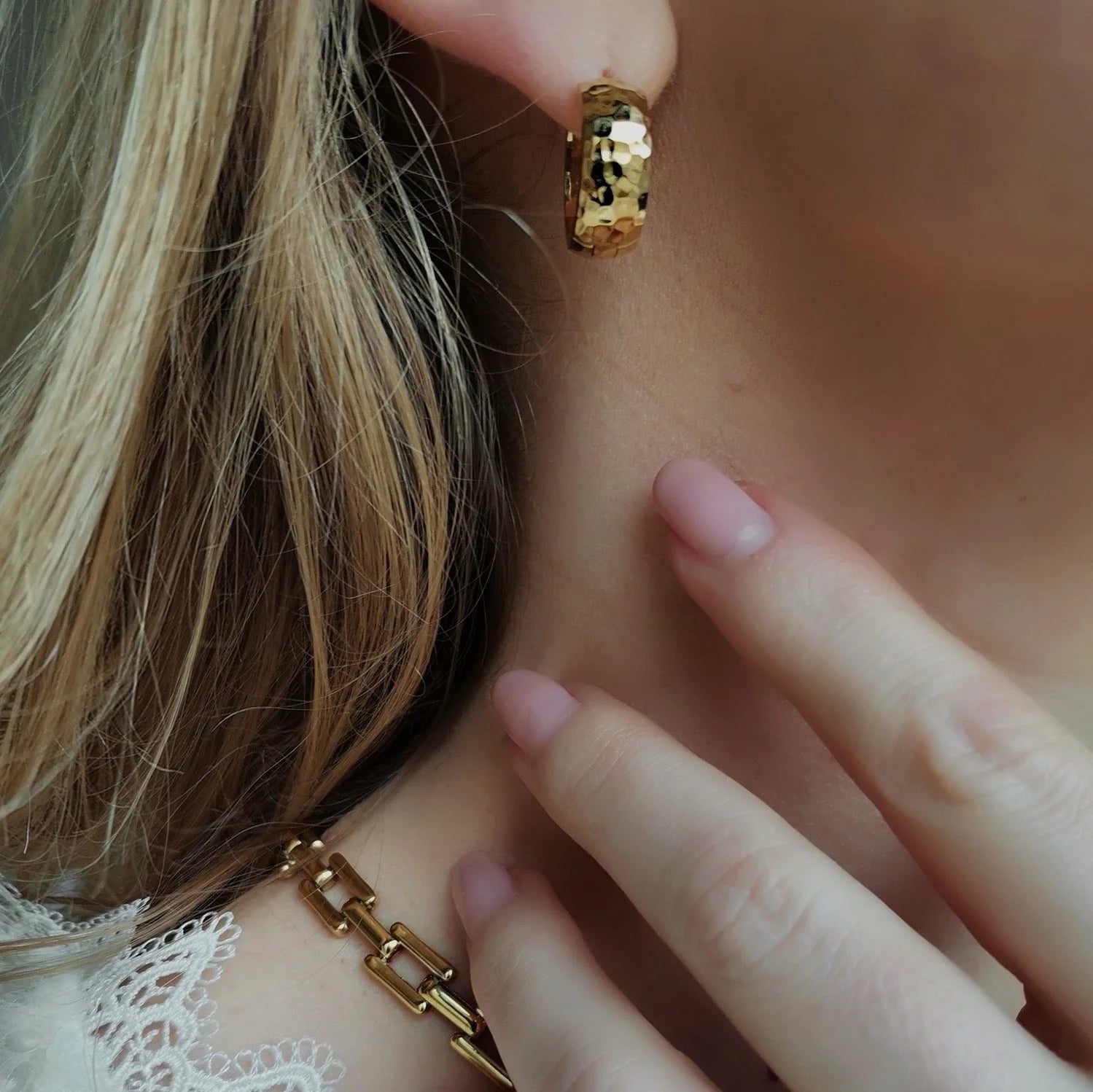 Hammer Stria Hoop Earrings