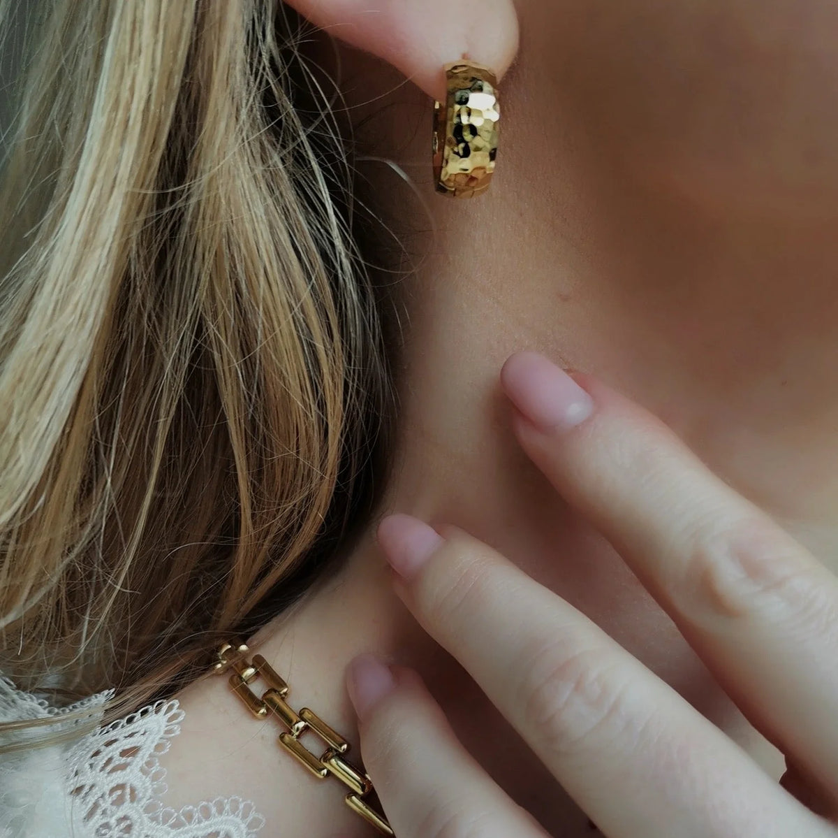 Hammer Stria Hoop Earrings | 18K Gold PVD | Carryallco