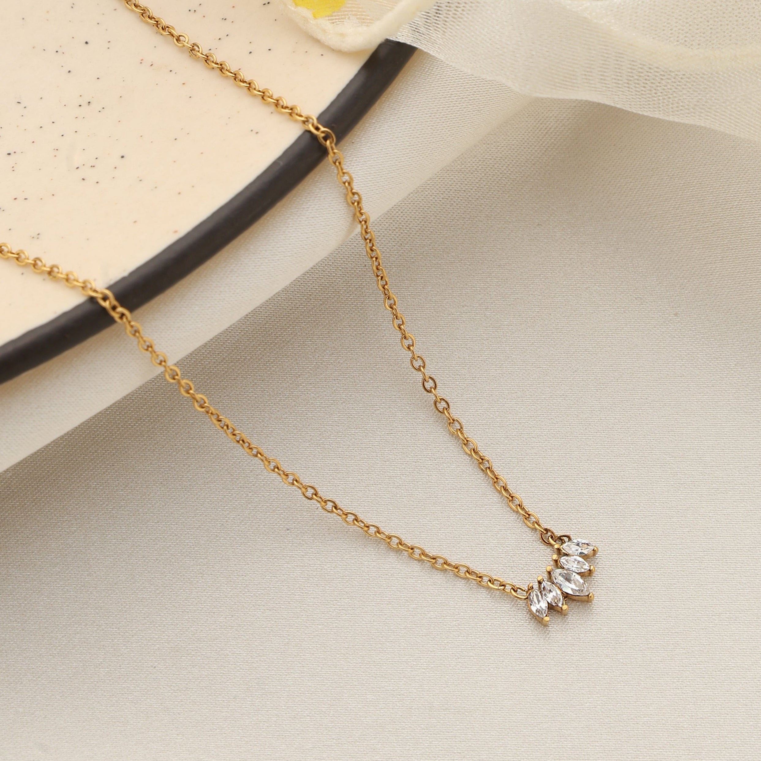 Crystal Linked Necklace – 18K Gold Plated | CARRYALLCO