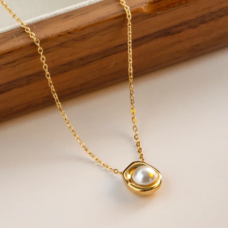Pearl Cascade Necklace – 18K Gold Plated