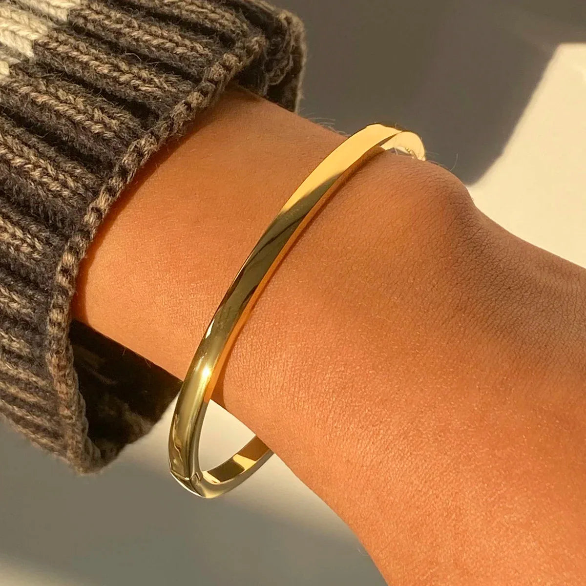 Slim Curved Clasp Bangle
