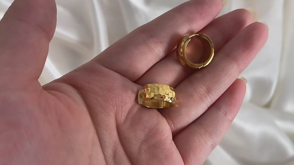 Hammer Stria Hoop Earrings – 18K Gold Plated
